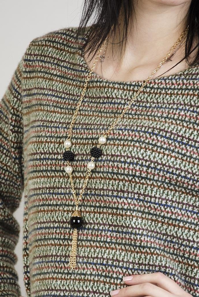 Zielona bluzka w paski, z wisiorkiem