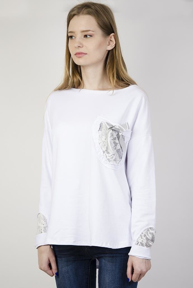 Biała bluzka z kokardką przy kieszonce i zdobieniami przy rękawach