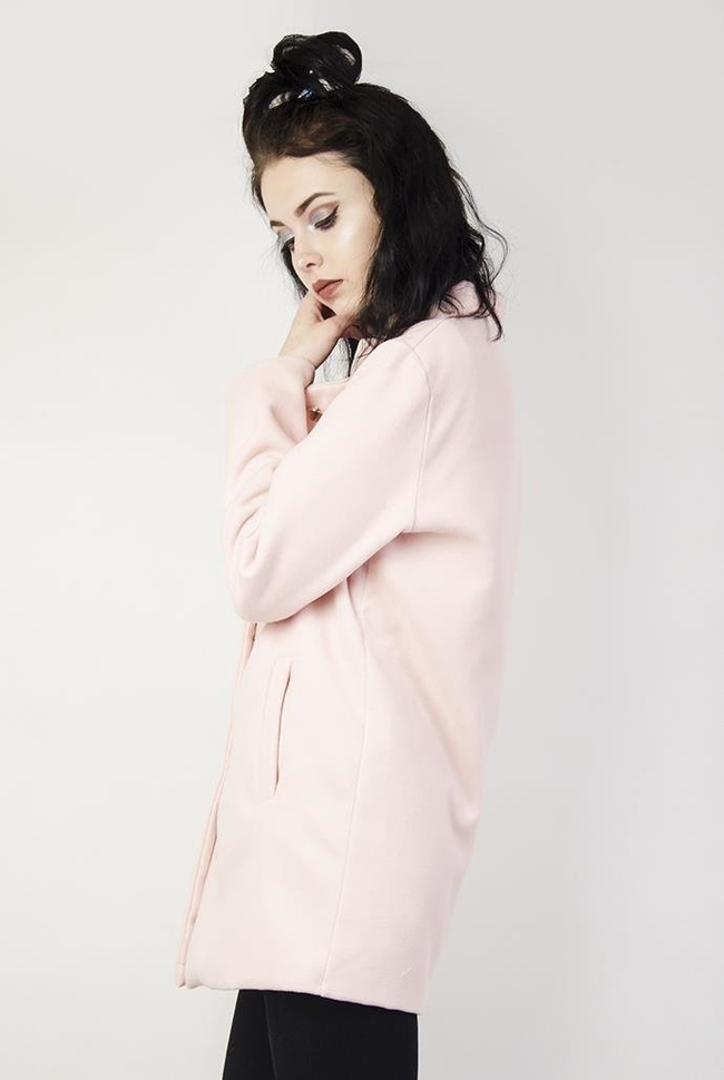 Jasnoróżowy płaszcz zapinany na cztery guziki