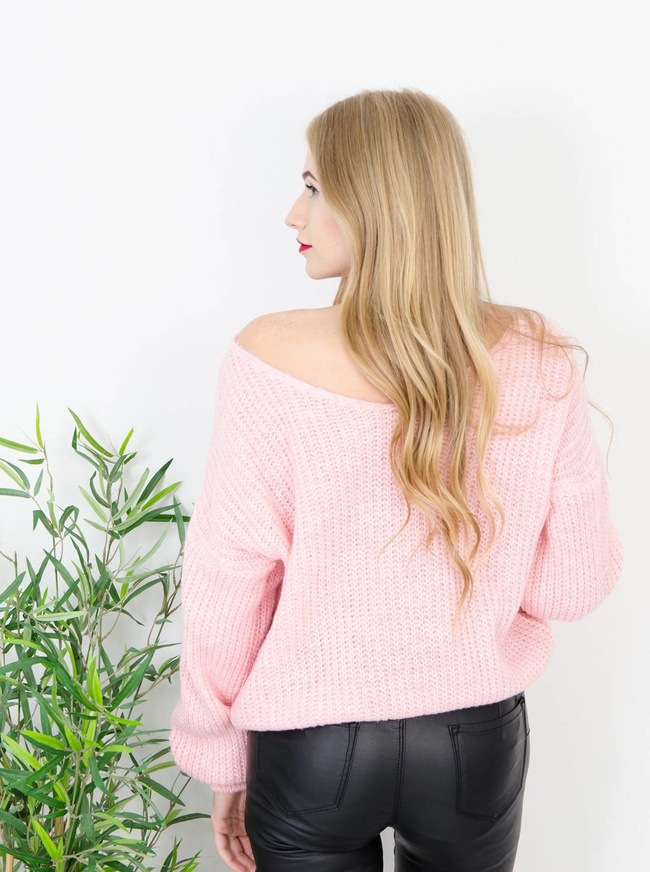 KRÓTKI RÓŻOWY SWETER Z DEKOLTEM W SZPIC