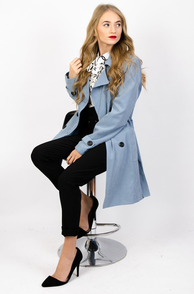 Niebieski płaszcz typu trencz