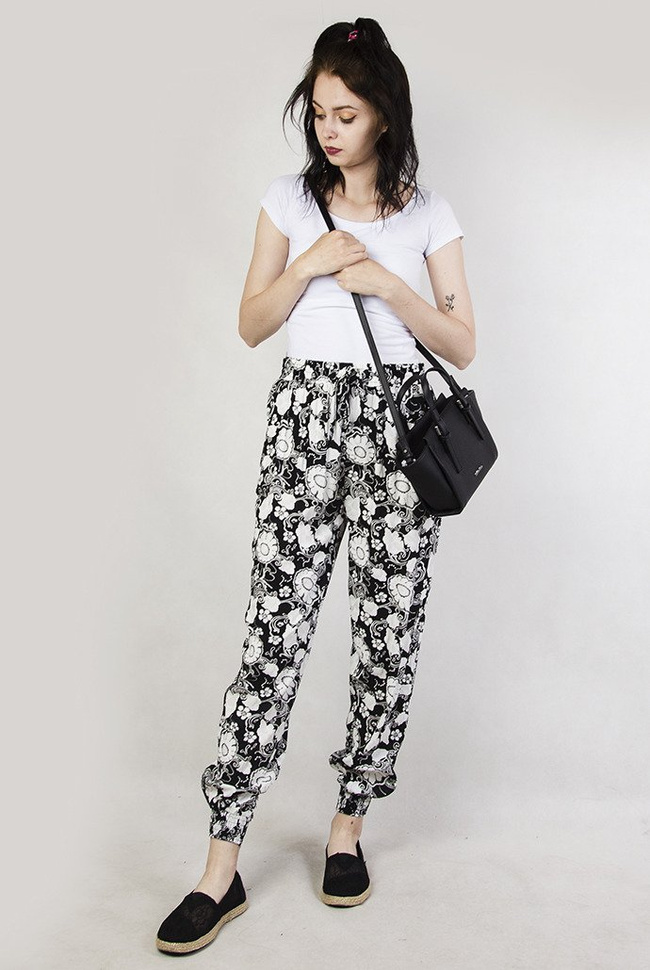 Czarne spodnie alladynki w białe kwiaty