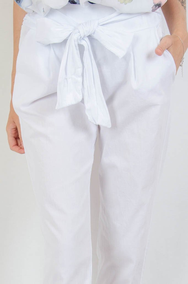 Białe materiałowe spodnie z wiązaniem w pasie 