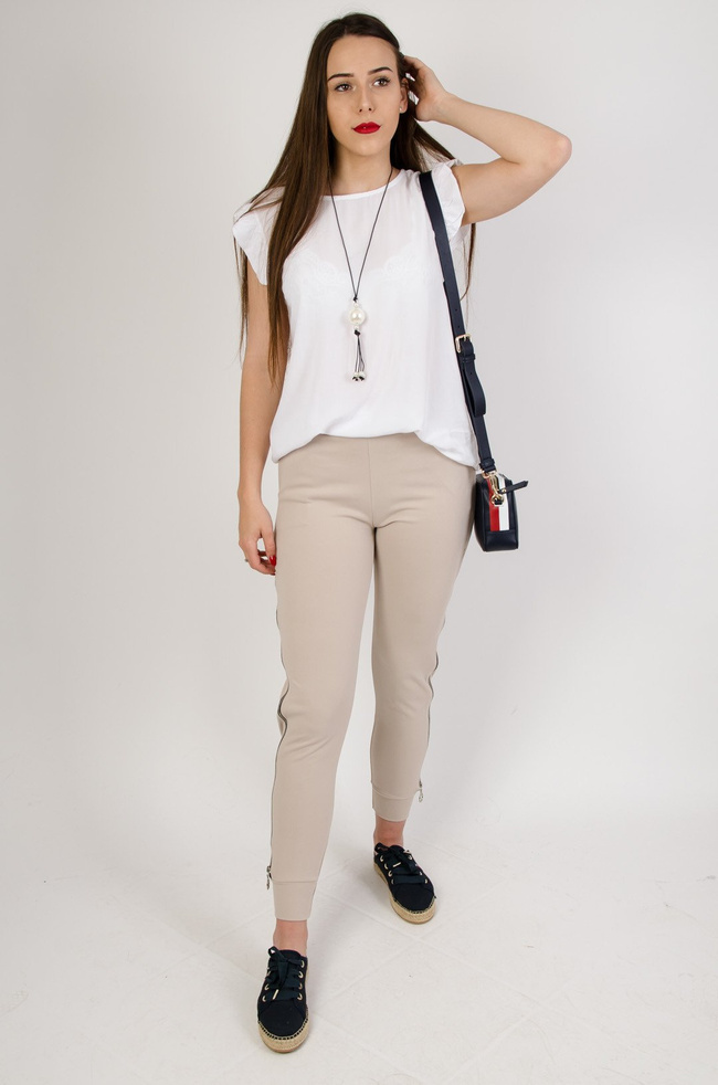 Biała bluzka z guzikami na plecach