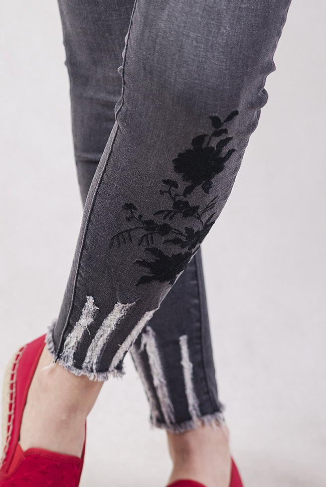 Szare spodnie jeansowe z naszywkami