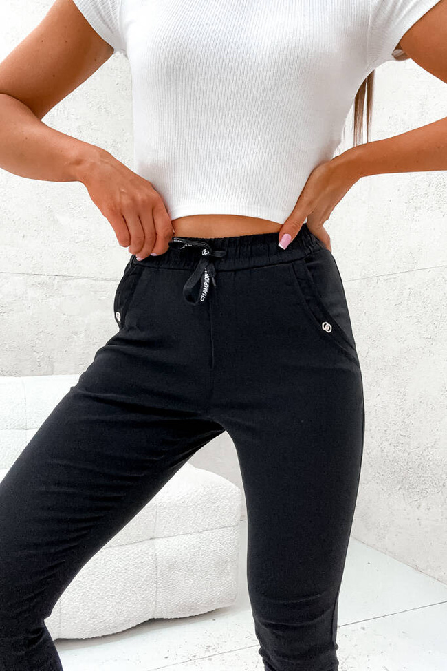SPODNIE ZE ŚCIAGACZEM W PASIE I OZDOBĄ NA KIESZENI- CZARNE
