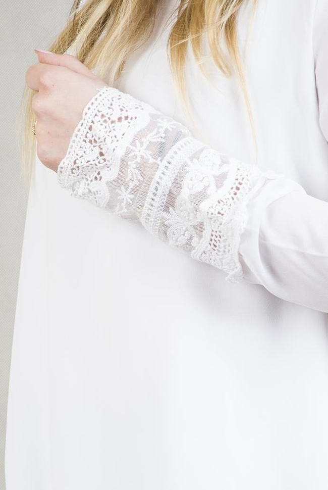 Biała bluzka z koronkowymi mankietami