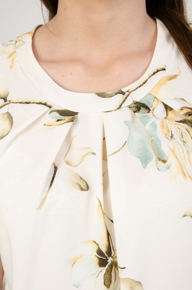 Kremowa bluzka w kwiaty z marszczeniem przy dekolcie