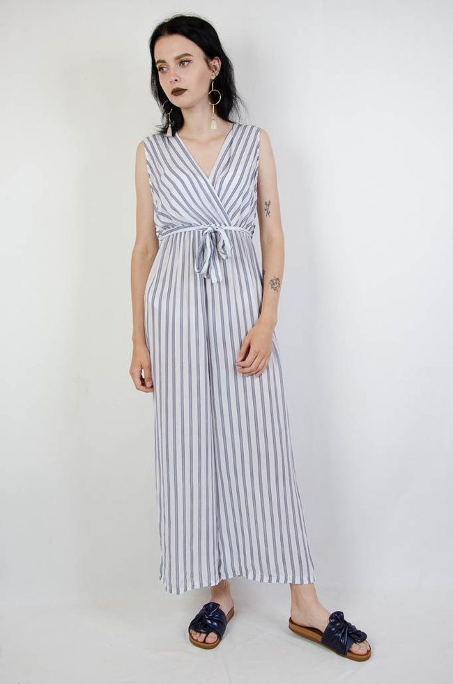 KOMBINEZON W BIAŁO GRANATOWE PASY Z ROZRZEDZANYMI NOGAWKAMI