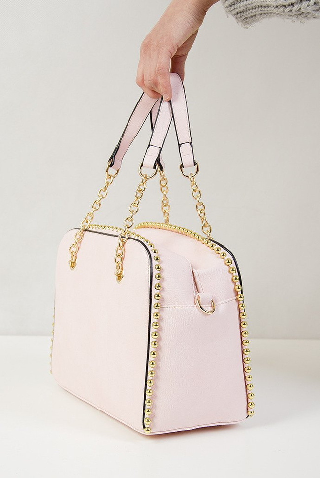 Różowa torebka typu kuferek ze złotymi ćwiekami