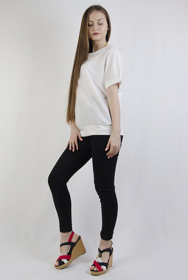 Biała gładka bluzka z kokardą