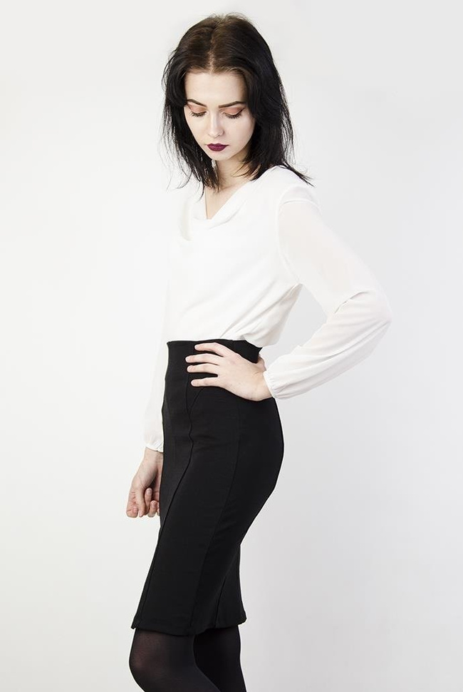 Czarna spódniczka ołówkowa z przeszyciami i wycięciem