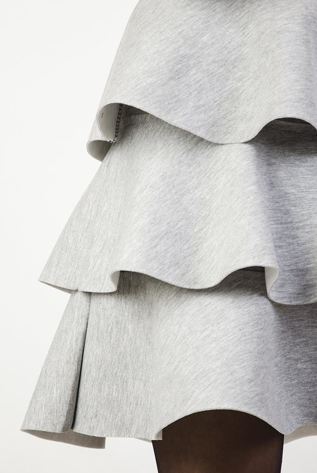 Czarno-szara sukienka z falbanami