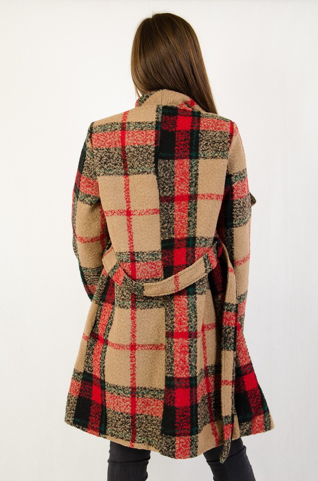 Beżowy płaszcz w kratę, z wiązaniem w pasie oraz guzikiem przy szyi