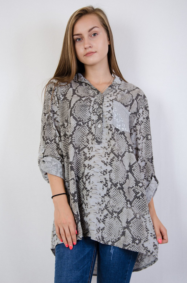 Szara bluzka koszulowa w wężowy wzór z ozdobną kieszonką