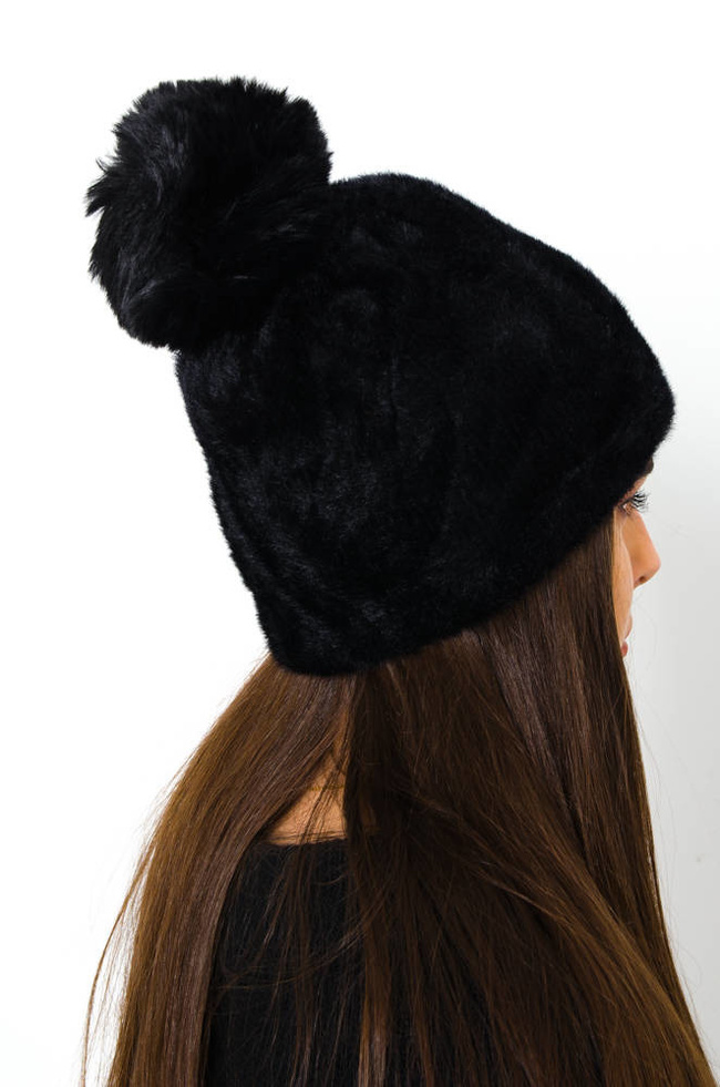 CZARNA CZAPKA ALPAKA Z POMPONEM