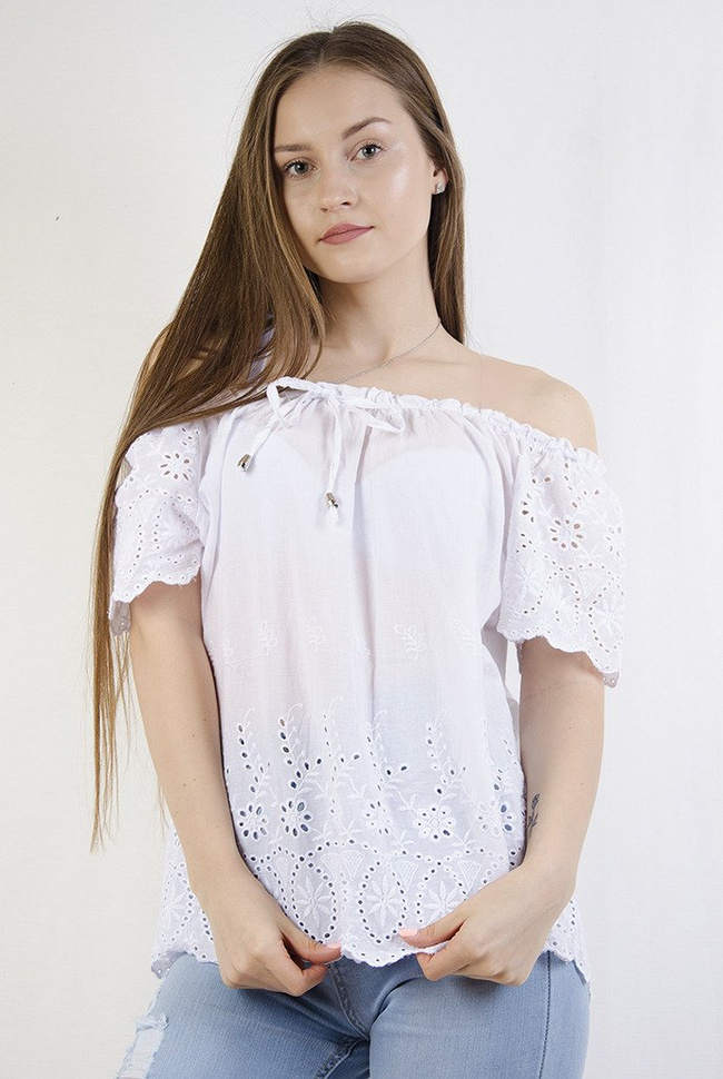 Biała bluzka z ażurowym zdobieniem oraz wiązaniem