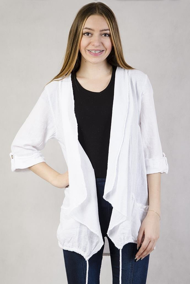 Biała narzuta z kieszeniami i podwijanymi rękawami