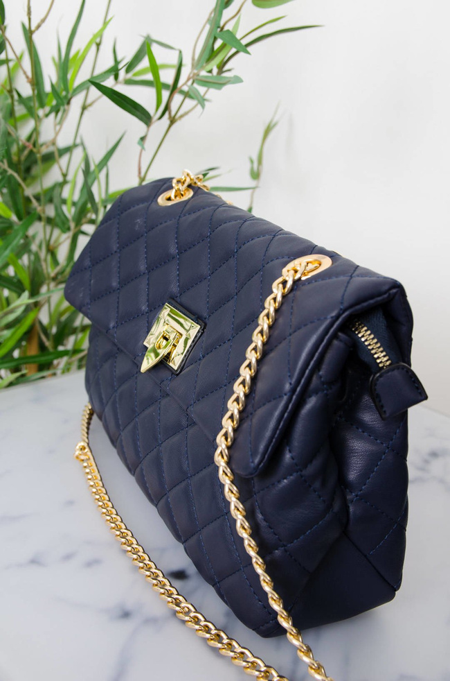 GRANATOWA PIKOWANA CHANELKA NA ZŁOTYM ŁAŃCUSZKU