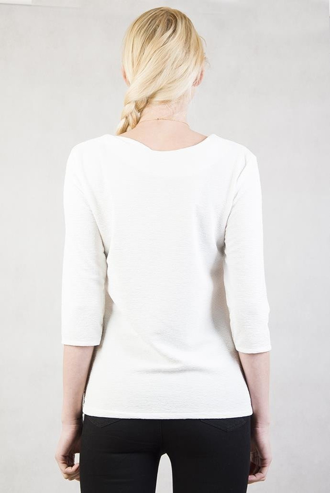 Biała bluzka z koronką i wisiorkiem