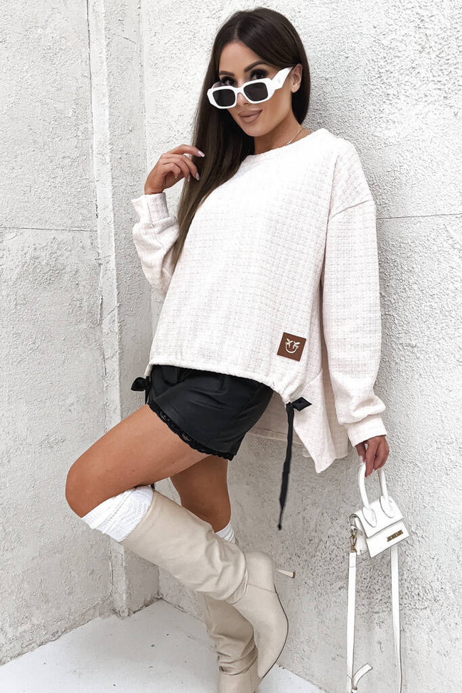 ASYMETRYCZNA BLUZKA Z WIĄZANIEM NA DOLE I NASZYWKĄ - BEŻOWA