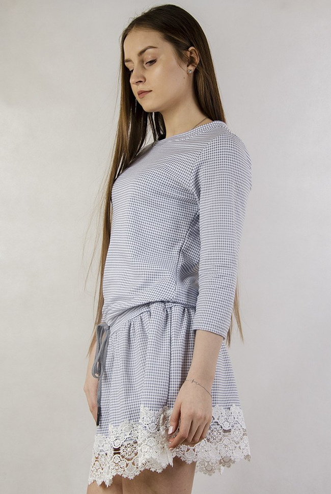 Szara sukienka z koronkowymi wstawkami