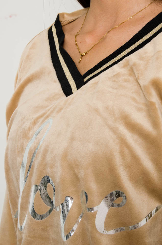 BEŻOWA WELUROWA BLUZKA Z DEKOLTEM W SZPIC LOVE