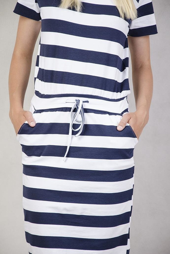 Sukienka w granatowo-białe paski