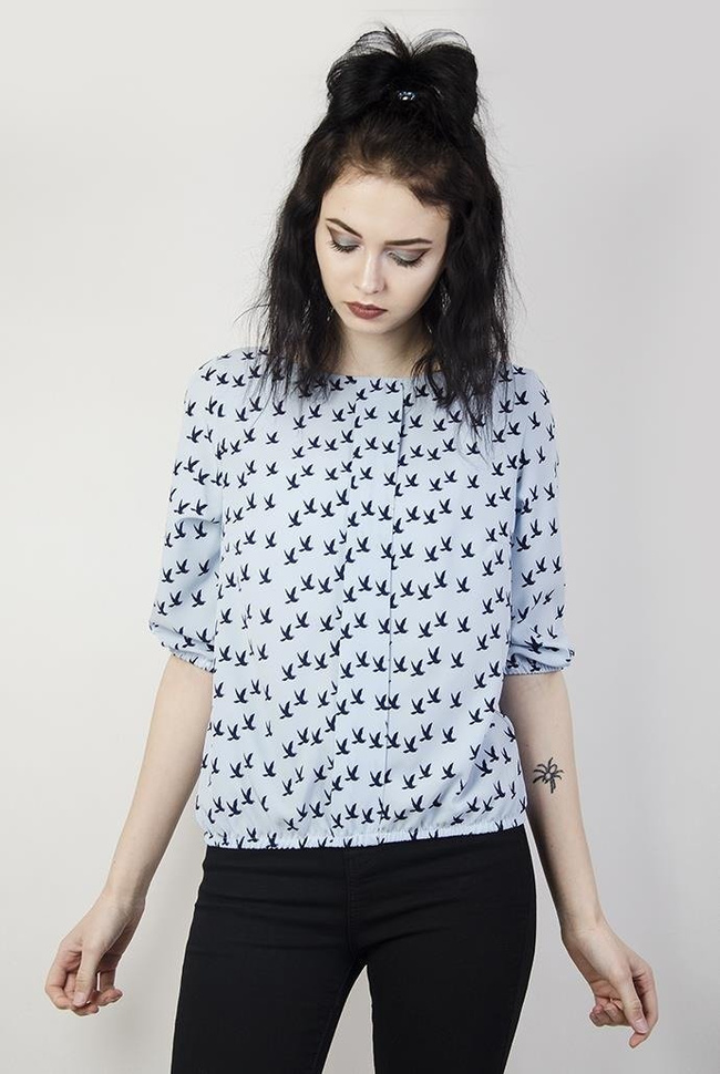 Jasnoniebieska bluzka w czarne jaskółki