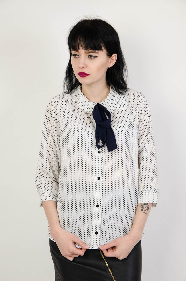 Biała bluzka w kropki z kokardą