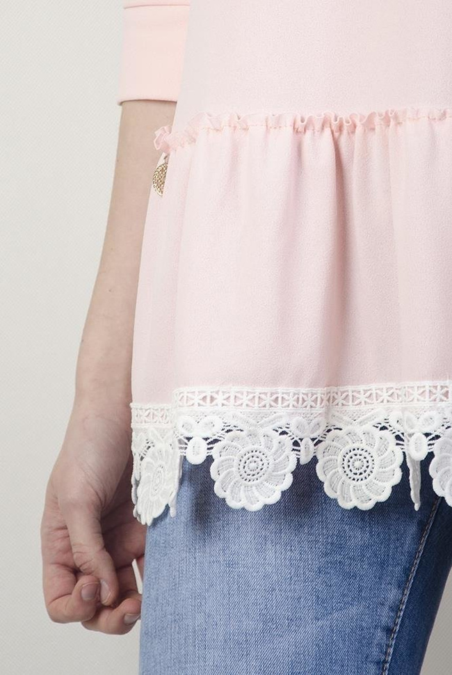 Jasnoróżowa bluzka z kokardką przy rękawie