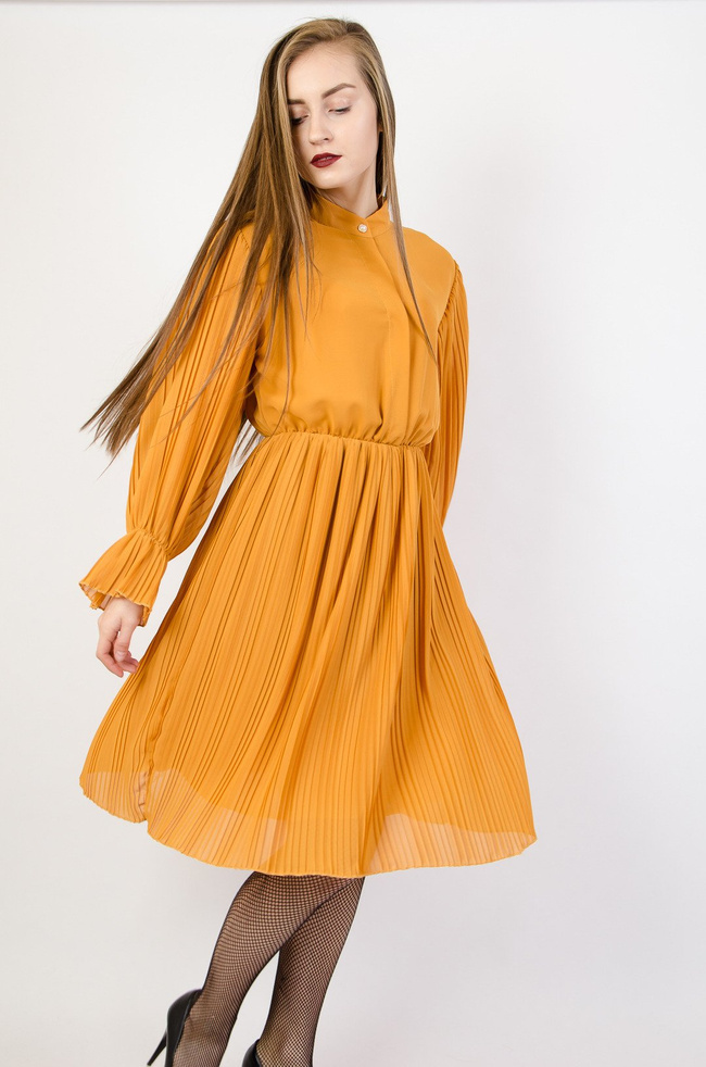 Musztardowa plisowana sukienka midi 