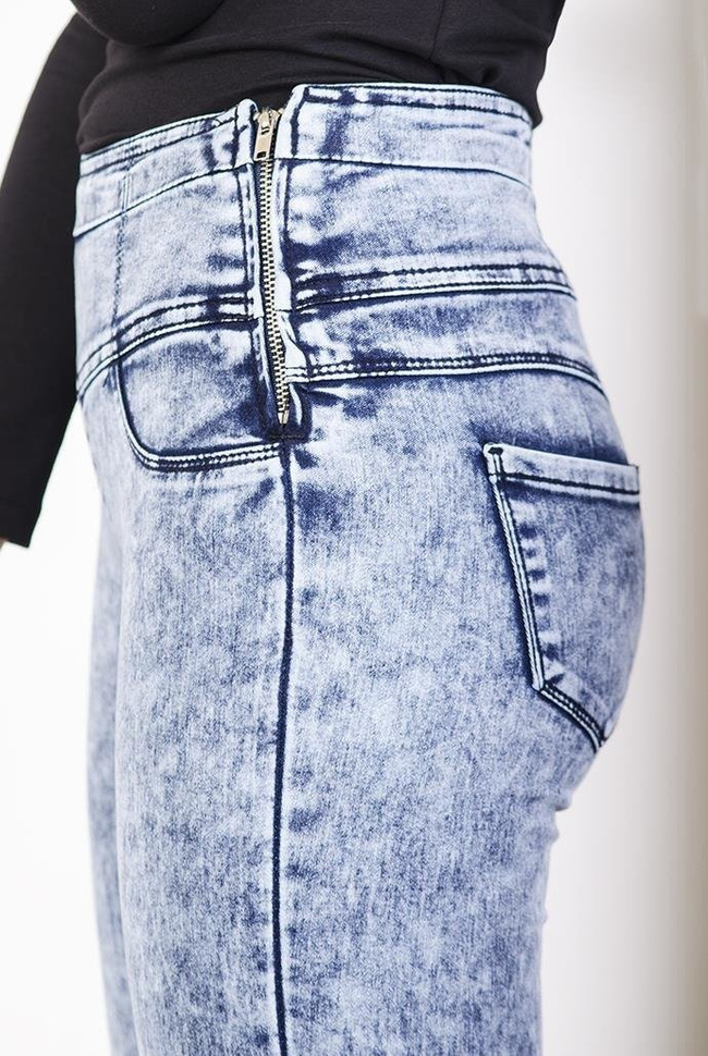 Jasne spodnie skinny jeans z zamkiem z boku