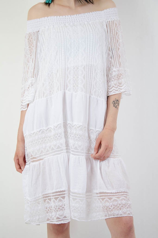 Biała koronkowa sukienka z gumą w dekolcie 