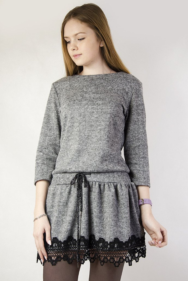 Ciemnoszara sukienka z wiązaniem w pasie oraz koronka na rękawach