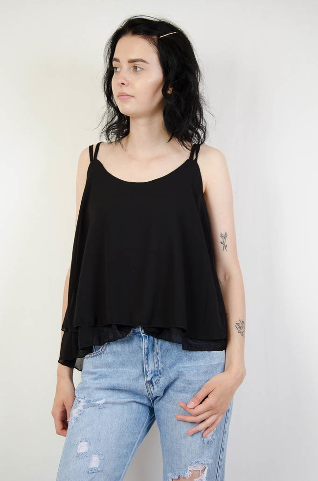 Czarna bluzka mgiełka na ramiączkach 