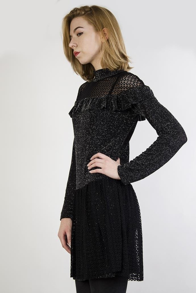 Czarna sukienka półgolf z koronką w dekolcie