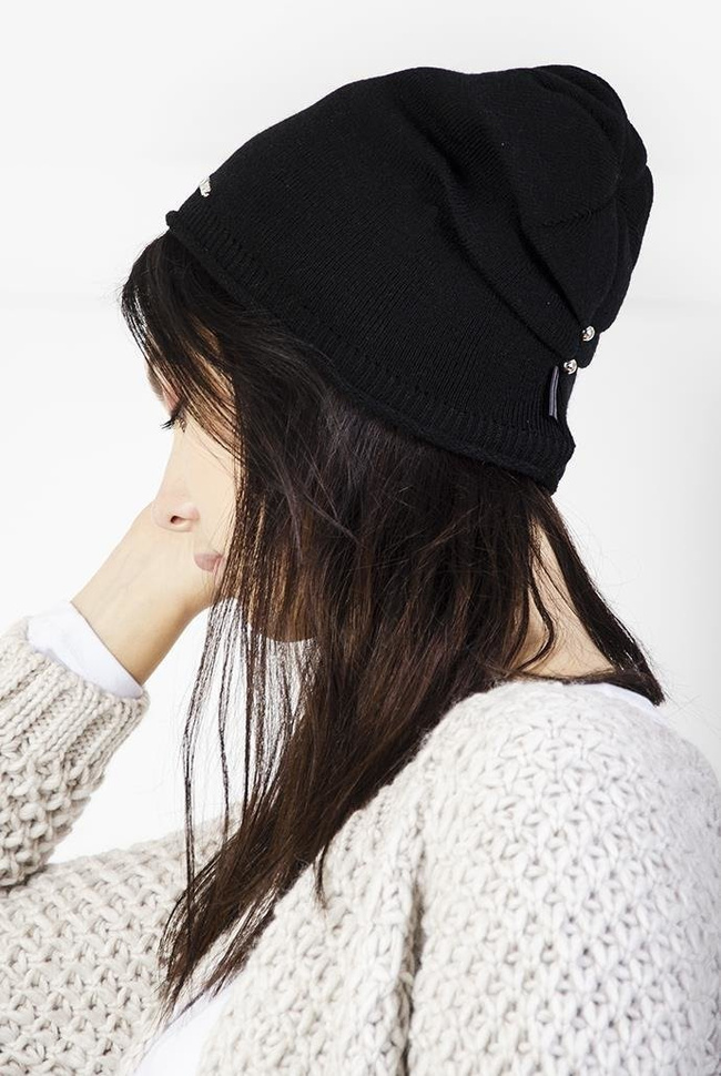 Czarna czapka, podszyta z tyłu