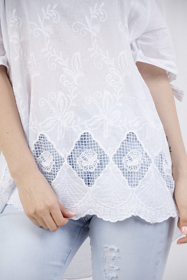 Biała bluzka ze wzorami na dole