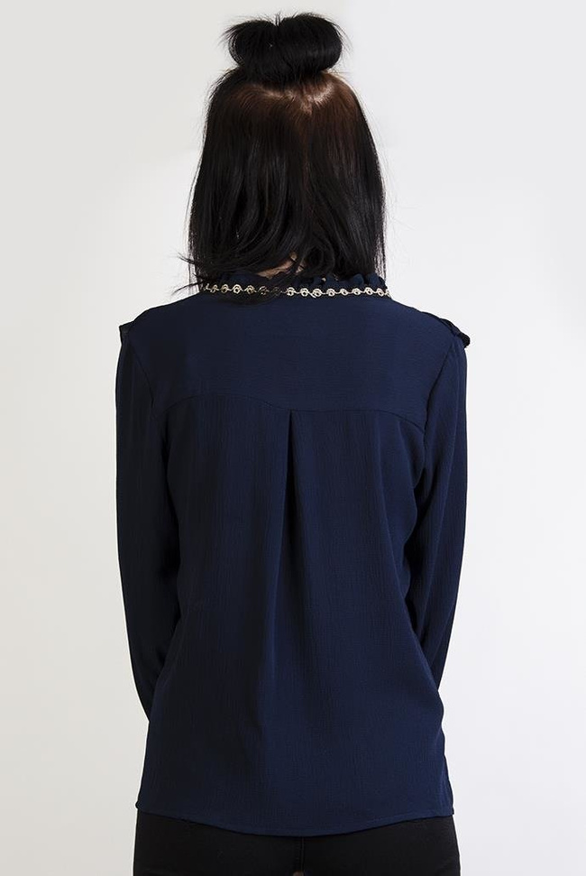 Granatowa bluzka z falbanką i wiązaniem przy szyi
