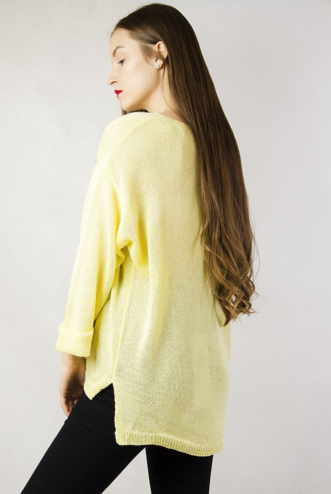 Żółty sweter z dekoltem w serek