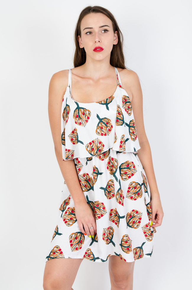 Biała wzorzysta sukienka z hiszpańskim dekoltem 