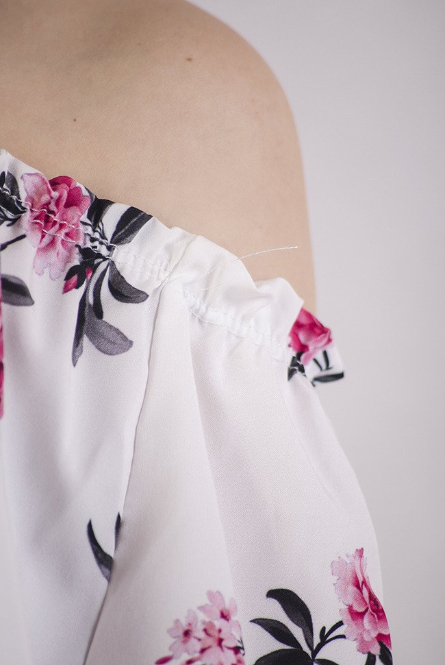 Biała bluzka w kwiaty z hiszpańskim dekoltem
