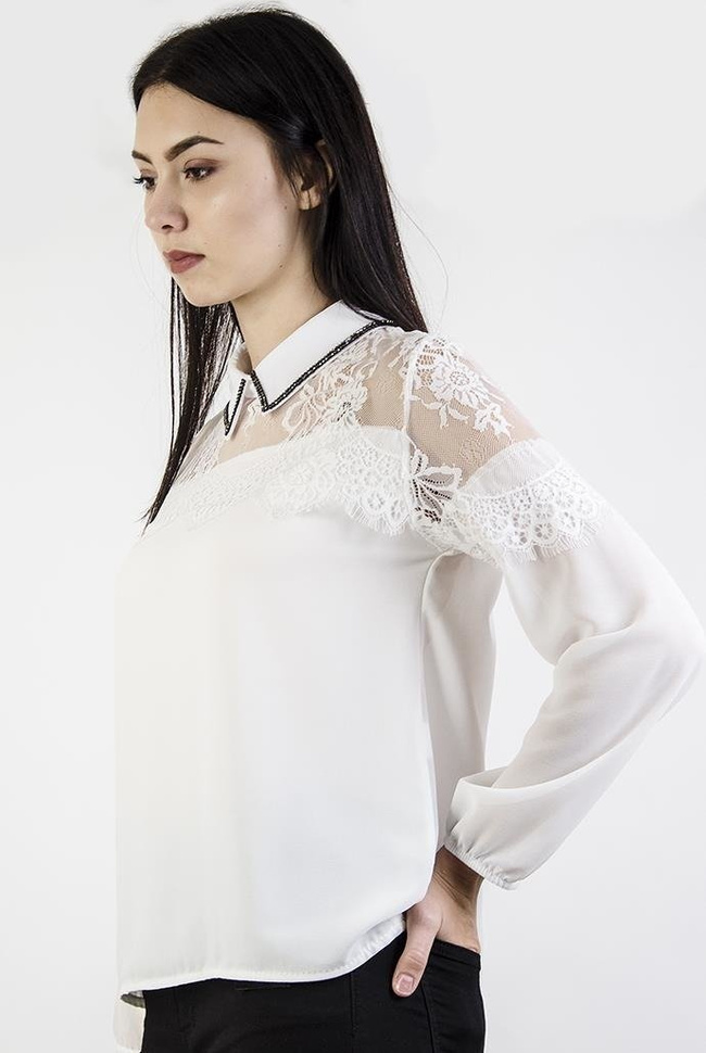 Biała koszula ze zdobionym kołnierzykiem