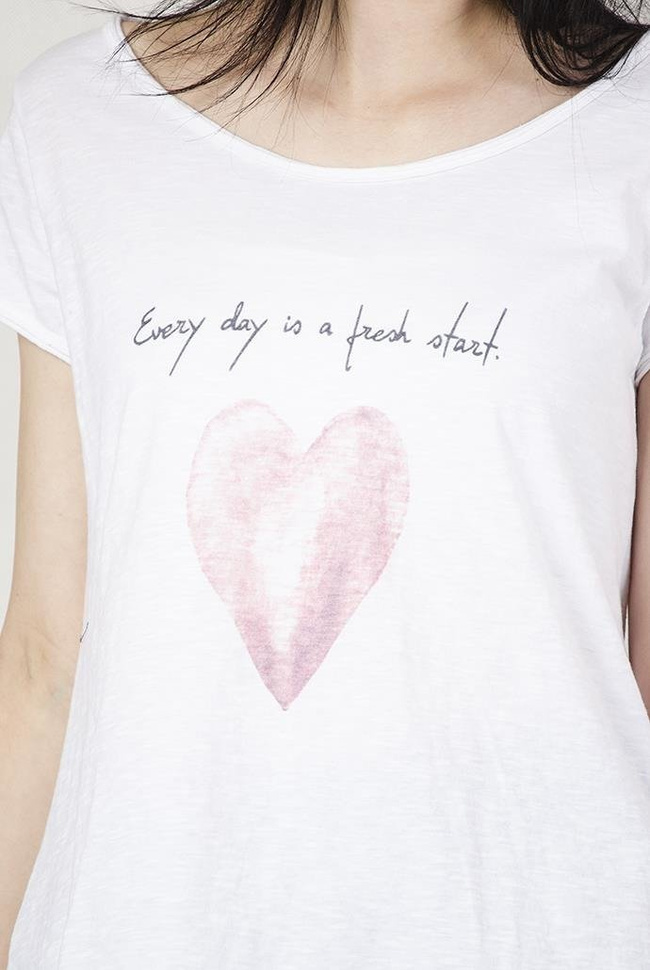 Biała bluzka z sercem i napisem