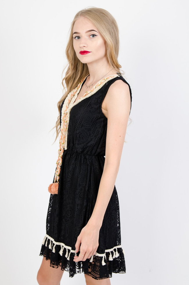 Czarna krótka koronkowa sukienka z gumką w pasie oraz pomponami