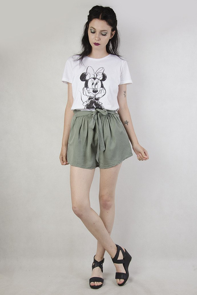 Zielone szorty z wiązaniem w pasie i gumką