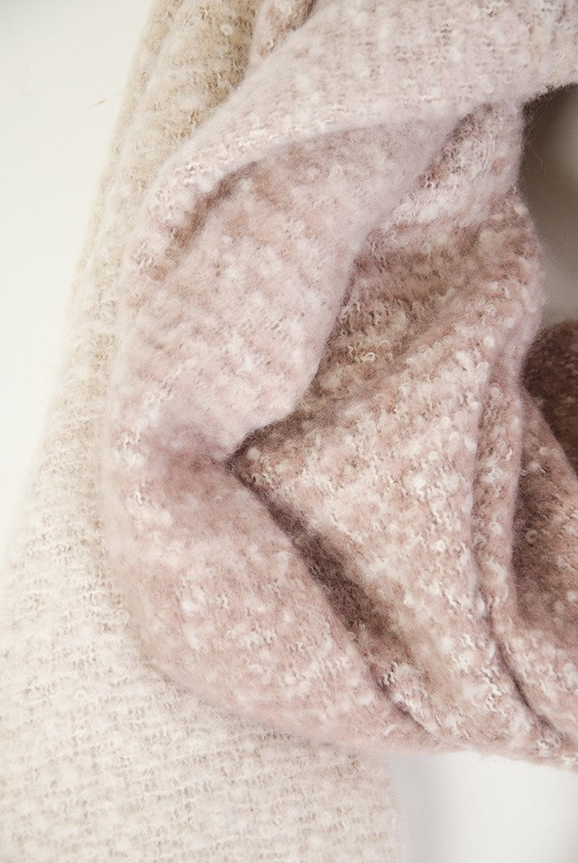 Długi cieniowany szal z frędzlami w odcieniach beżu i różu