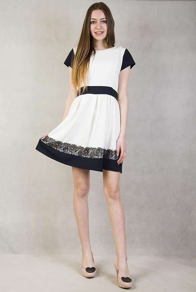 Biała sukienka z koronką na dole