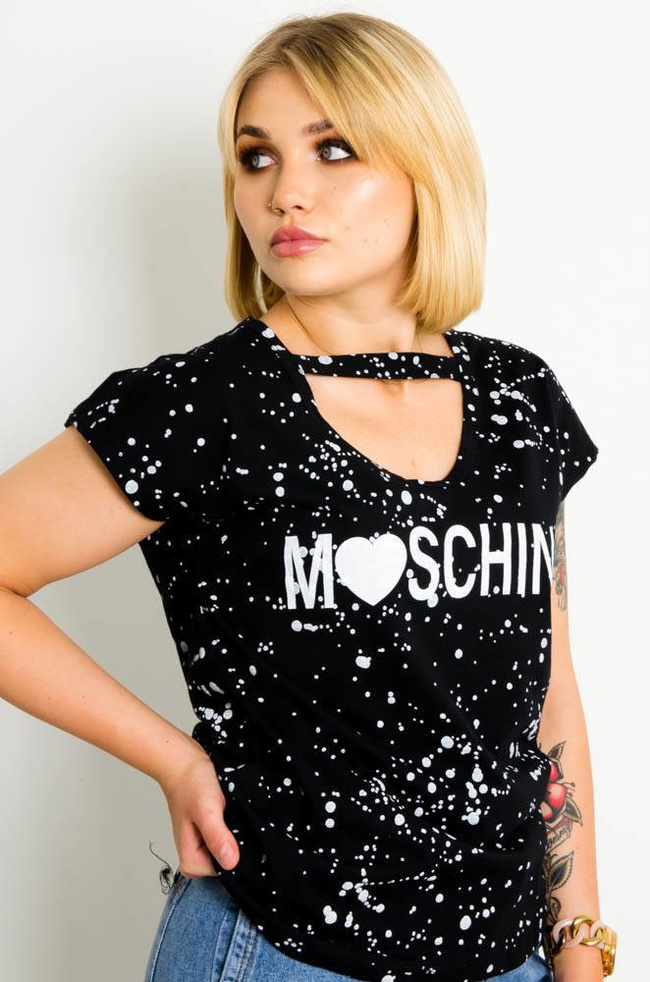 CZARNY T-SHIRT  W BIAŁE PLAMKI Z NAPISEM -WYCIĘCIE W DEKOLCIE